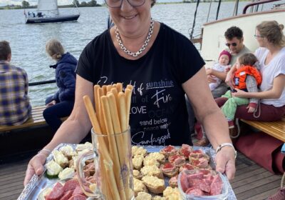 nil-desperandum-borrelplank Een vrouw met een borrelplank tijdens een zeilvakantie