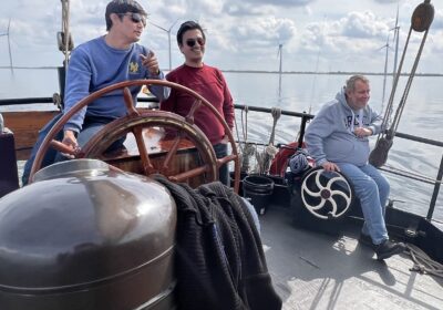 nil-desperandum-sturen Gasten aan het roer tijdens een zeilvakantie