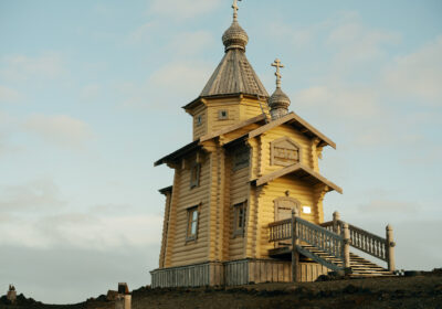 amazone-antarctica Gebouw aan land in Antarctica tijdens expeditie zeilreis
