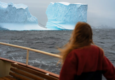 amazone-antarctica Reizigers aan boord van een expeditieschip tijdens een zeiltocht in de Antarctische wateren