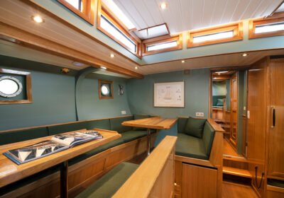 Quadra-salon De dagverblijf van de Quadra voor een komfortable zeilvakantie