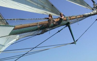 Entspannen auf einem Segelschiff im Mittelmeer