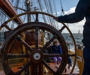 Zelf aan het roer staan op tallship Morgenster