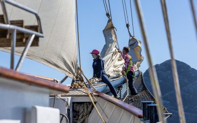 Guests on bowsprit of Blue Clipper