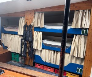 Kooijen met gordijn op de Avontuur