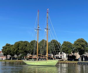 De Quadra met masten varend