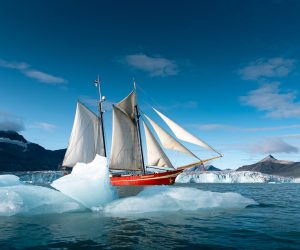 De Noorderlicht zeilend tussen ijsbergen