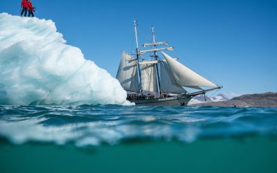 Zeilschip Ocean Sherpa met ijsberg