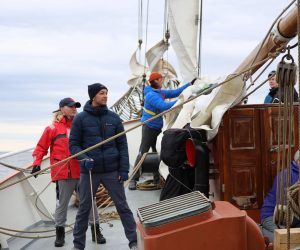 Reizigers op dek tijdens poolreis