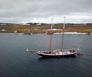 Zeilschip tijdens poolreis door Antarctica zee-ijs