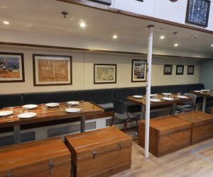 Tafels in het dagverblijf op de Morgenster