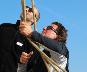 Een man met touwen in de hand